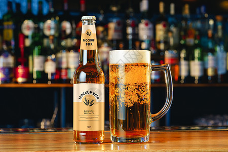 简单酒吧素材啤酒瓶 在模糊的酒吧柜台上模拟标签木头玻璃广告文件夹俱乐部桌子饮料包装咖啡店背景