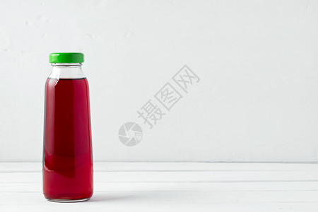 白色背景上小玻璃杯新鲜果汁瓶玻璃蔬菜橙子产品婴儿瓶子液体饮食排毒水果背景图片