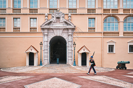 在摩纳哥王子宫门前的行进哨兵运动模糊不清的动议高清图片