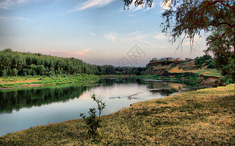 与乌拉尔河相伴的美丽的夏季风景高清图片