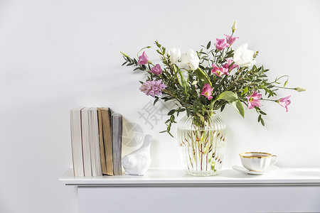 白色郁金香 粉红色叶瘤 霍亚辛斯 埃乌卡lyptus的微薄花束 放在一个人工壁炉白板上的玻璃花瓶中花朵礼物草原早餐厨房花店杯子空背景图片