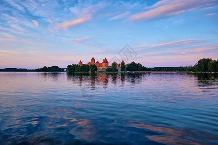 立陶宛加尔维湖特拉凯岛城堡旅游戏剧性天空胜地游客风景景点日落反射背景
