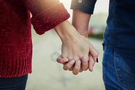 真正的爱意味着永不放手 一对夫妇在户外握手的剪裁镜头背景
