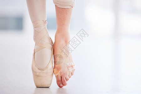 带状半指一只小芭蕾舞女被割下一脚的指鞋 赤脚上还戴带状助推器 在光着脚的时候背景