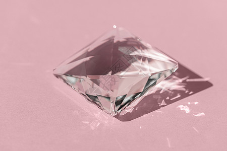 粉红色钻石具有光谱颜色光衍射和反射的水晶棱镜 具有时尚的光线和粉红色背景上的硬阴影 通过玻璃棱镜反射的光谱全息横幅几何学宝石魔法阳光镜子太背景