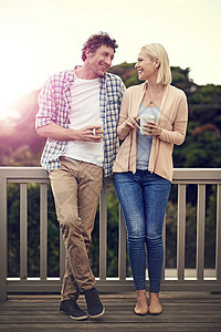 我每天都爱上你一点 一对快乐的情侣在阳台上喝着咖啡 拍到他们的照片背景图片