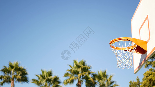 套圈圈游戏篮球场室外 橙色圈 网和后板等篮球比赛海滩操场场地蓝色街道篮板晴天木板海岸支撑背景