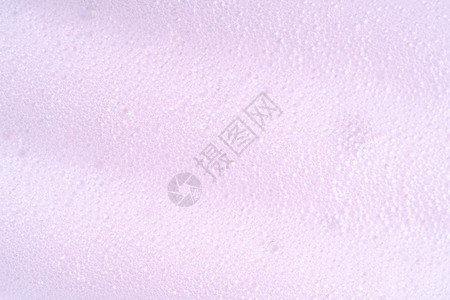 紫色透明气泡紫色的洗衣泡沫 与泡影的泡沫宏观背景 肥皂表面特写 肥皂 洗涤剂 洗发水的泡沫清洁护肤产品质地背景