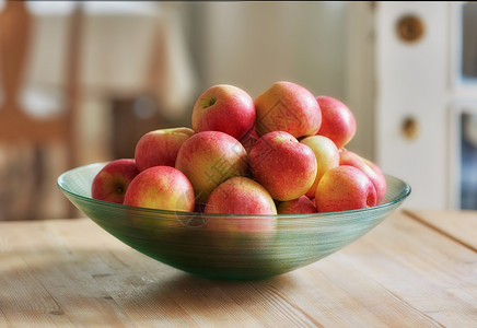 又大又圆的苹果每天一个苹果 医生远离我 装有许多健康苹果的玻璃碗真正健康又诱人的款待收成叶子食物农业健康饮食环境农场季节生长房子背景