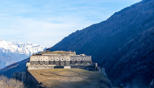 中世纪堡垒墙塔的景象 中世纪堡垒地标高清图片