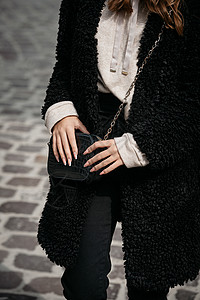 黑色外套美丽的苗条的高清图片