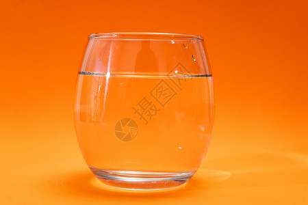 橙色梯度底部有净化水的玻璃桶玻璃福利反射瓶子水晶小路剪裁运动苏打矿物背景图片