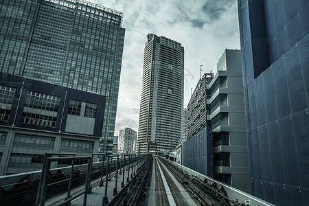 旭川本地线路东京市路西运输大楼 从电线观测到东京交通大厦城市办公楼景观街景商业建筑群火车蓝天机车天空背景