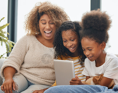 比学赶超周末是赶超系列节目的周末 一个年轻家庭一起花时间在家用数字平板电脑拍摄的照片 (笑声)背景