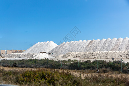 以大山为形式的仓库中的海盐 地中海盐碱生产厂;海洋盐图片