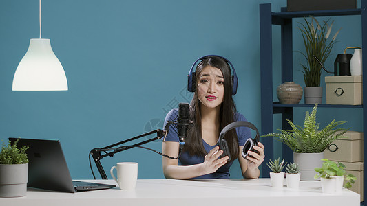 耳机推荐素材接受现代耳机推荐的亚洲妇女POV背景