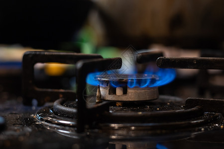 家用厨房炉灶顶端的蓝火紧贴镜头 煤气锅炉燃烧了丙烷气体火焰 工业资源和经济概念金属辉光丁烷温度工具力量活力化石烤箱滚刀背景图片