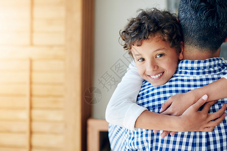 猜猜我最喜欢谁 一个小男孩的肖像在家里拥抱他的父亲背景图片