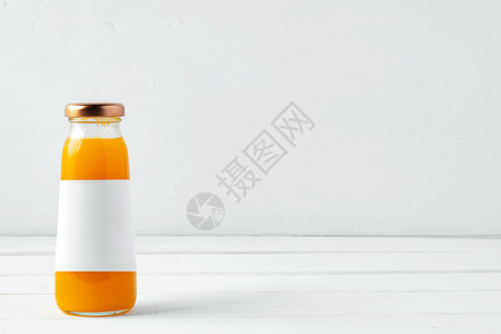 白色背景上小玻璃杯新鲜果汁瓶水果饮食婴儿产品饮料瓶子液体橙子排毒蔬菜背景图片