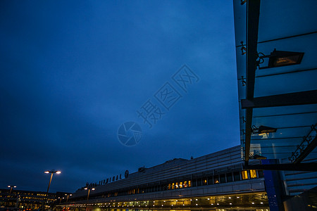 清晨的阿兰达国际机场背景图片