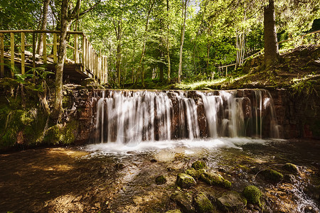 森林中的小型瀑布绿化旅行环境旅游美化园林背景图片