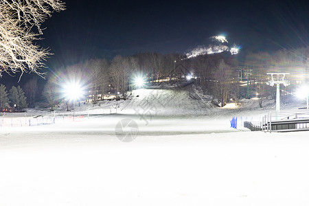 夜间观看巴库里亚尼的滑雪路高清图片