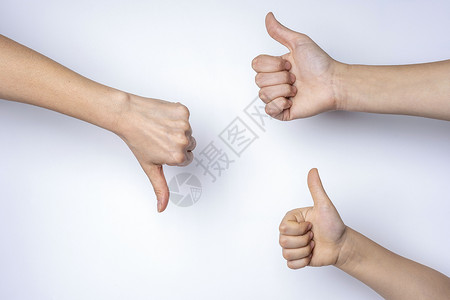 向下的大拇指在白背景上向上和向下显示拇指男性女士数字质量手臂手势女性手指商业信号背景