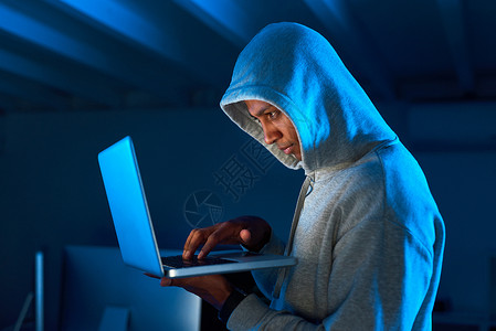 电脑黑客素材准备好与全世界分享您的个人信息 一名年轻男性黑客在黑暗中使用笔记本电脑的镜头背景