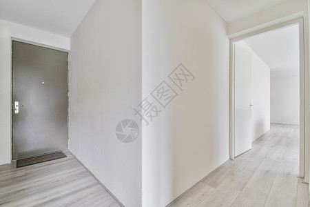 走廊地板宽阔的走廊 彩色明亮天花板水平入口对讲机房子公寓空白白色门厅镜子背景