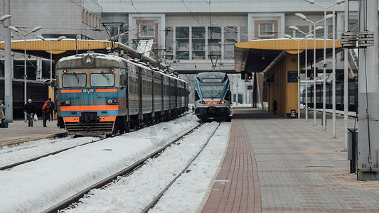 明斯克火车站火车在冬天到达明斯克的客运站台 到来交通火车站旅行安装建筑走廊建筑学旅游天空景观背景