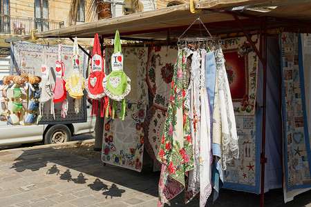 摊位设计素材Marsaxlokk 马耳他露天街摊市场 配有当地礼品产品背景