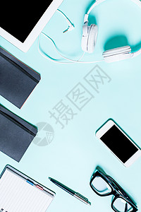 具有石绿背景的平板 智能手机和眼镜的工作场所桌面办公室耳机空白工作室桌子记事本电话药片白色背景图片
