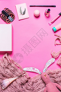 粉红背景的女孩的饰品奶油衣服记事本唇线魅力购物糖果盒子香水口红背景图片