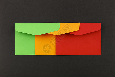 灰色上三个彩色信封乐趣红色邮资邮政绿色邮件黄色情绪商业团体背景图片