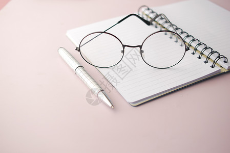 笔纸 眼镜和木制桌上的铅笔杂志教育备忘录软垫供应商笔记本笔记背景图片