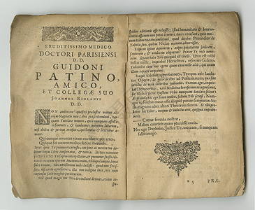路经天文拉丁书 旧书 页码在展出背景图片