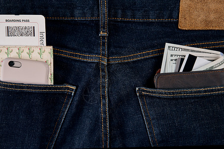 钱 智能卡 借记卡和信用卡都放在蓝豆袋里背景图片