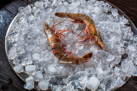 深水虾黑色背景的红阿根廷虾头 顶视图美食油炸深水立方体午餐食物团体高架海鲜荒野背景