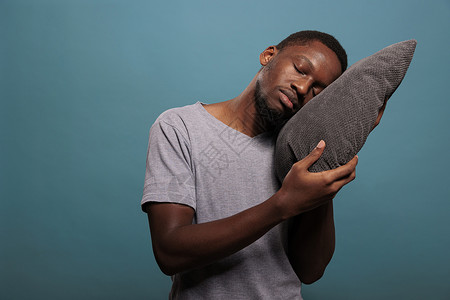 疲倦的男人用舒适的枕头睡觉睡午睡背景图片