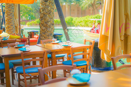河滨的海产食品餐馆桌子酒店家具椅子庭院座位餐厅食堂用餐河畔背景图片