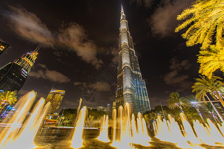 迪拜喷泉夜晚商业区高清图片
