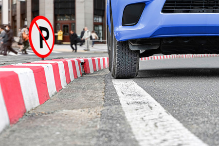 街上红条纹牌没有停车标志红色交通车轮警察运输惩罚安全汽油车辆罪行背景图片