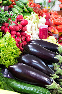 各种蔬菜 黑茄子 多汁的生菜 料 鹦鹉类 萝卜 苏奇尼都在市场柜台背景