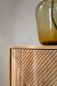 柜子的详情 里面有透明的花瓶 Wooden家家具背景图片
