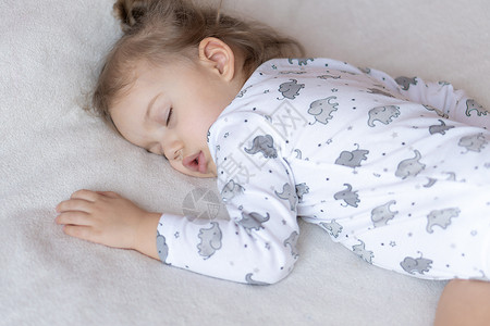 童年 护理 母性 健康 医学 儿科概念  特写小和平平静的学龄前女孩睡觉休息 躺在柔软的床上小睡一会儿 睡前模式闭上眼睛婴儿卧室背景图片