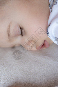 童年 护理 母性 健康 医学 儿科概念  特写小和平平静的学龄前女孩睡觉休息 躺在柔软的床上小睡一会儿 睡前模式闭上眼睛卧室阳光背景图片