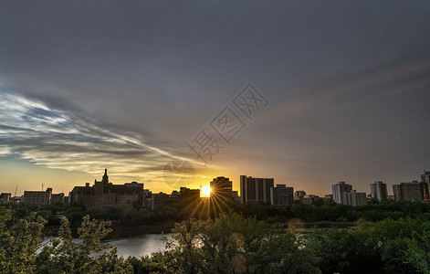 日落 SASKATOON 天线摩天大楼全景水平建筑学城市景观建筑旅行背景图片