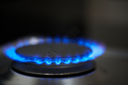 现代厨房炉灶烧着蓝火背景图片