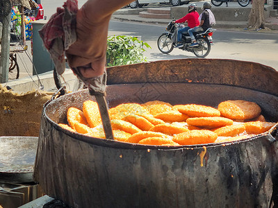 现做熟食熟食店主的烹饪 在煮油中烤很多卡高里鸡尾酒 做街头小餐点心 这在印度拉贾斯坦逊斋浦尔很流行 因为它有辣味背景