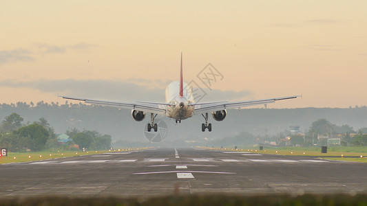 菲律宾机场飞机于清晨降落在Legazpi市机场 菲律宾 (单位 千美元)背景